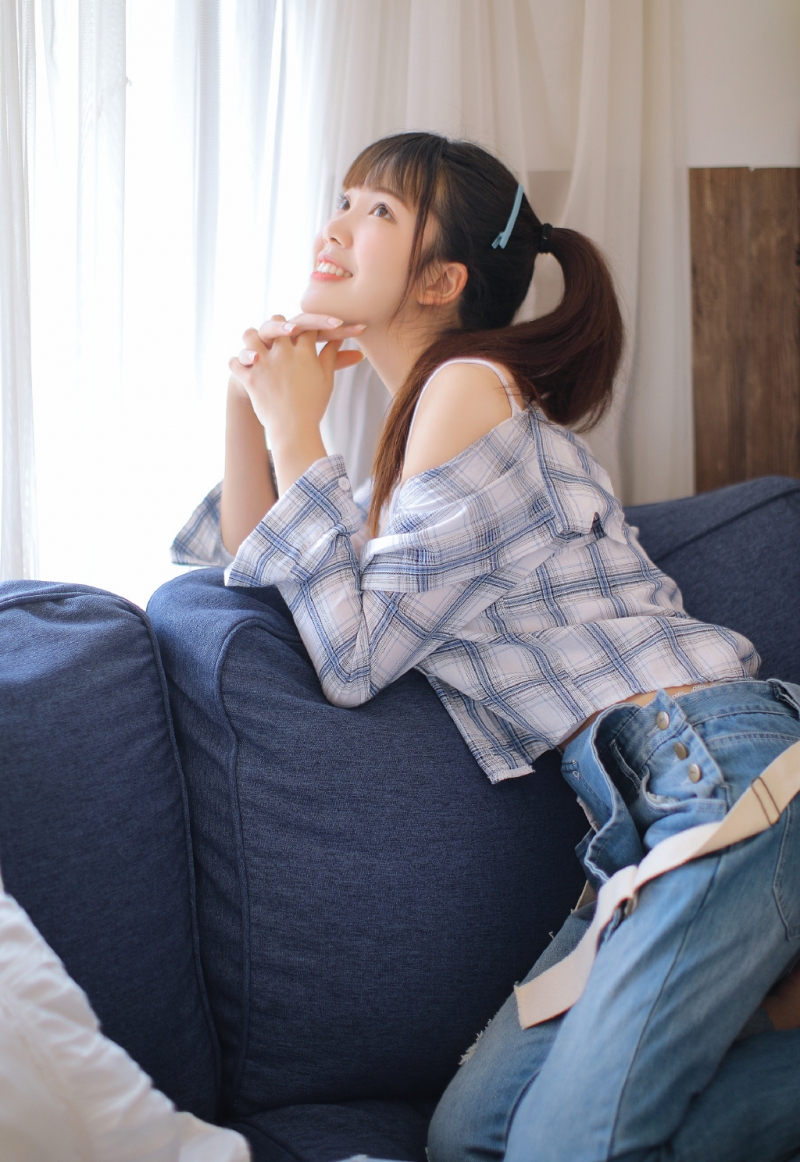 马尾辫美女牛仔背带裤居家写真  第5张
