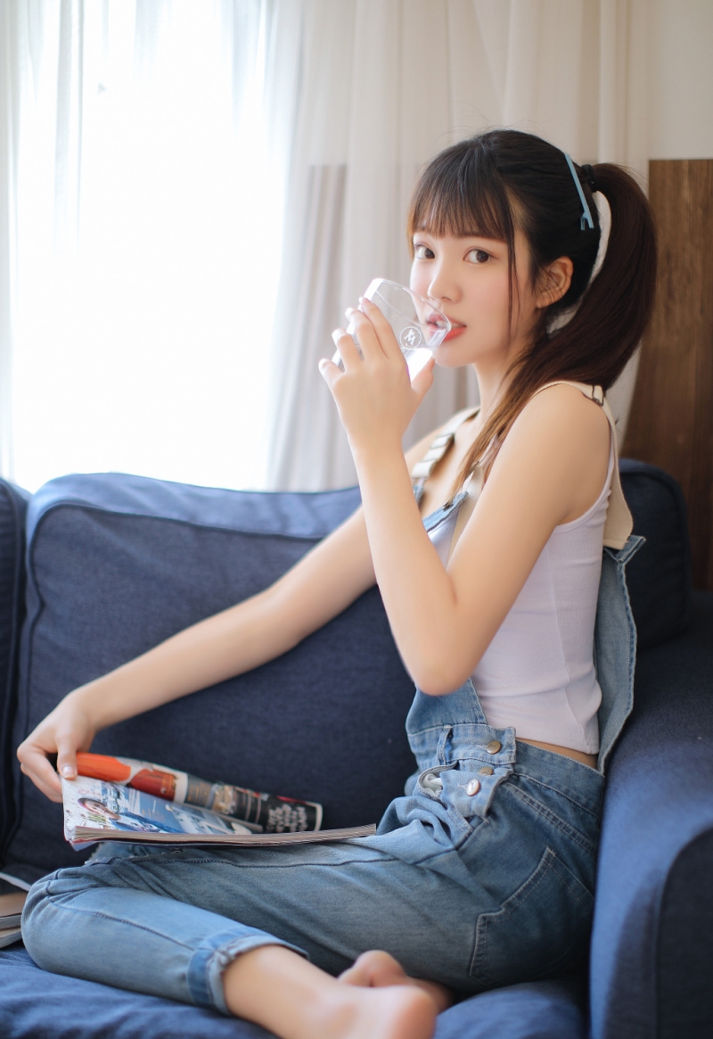 马尾辫美女牛仔背带裤居家写真  第6张