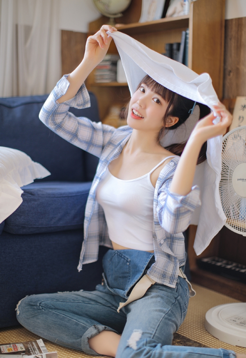马尾辫美女牛仔背带裤居家写真  第7张