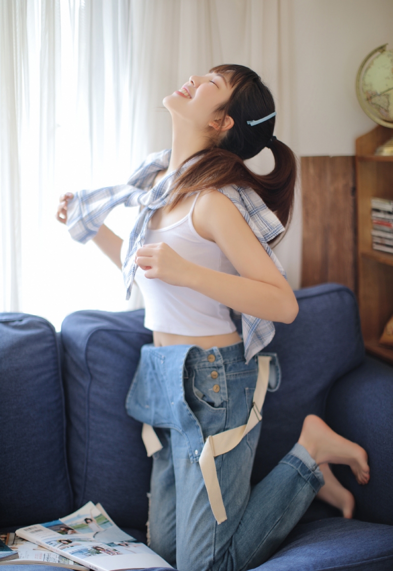马尾辫美女牛仔背带裤居家写真  第9张