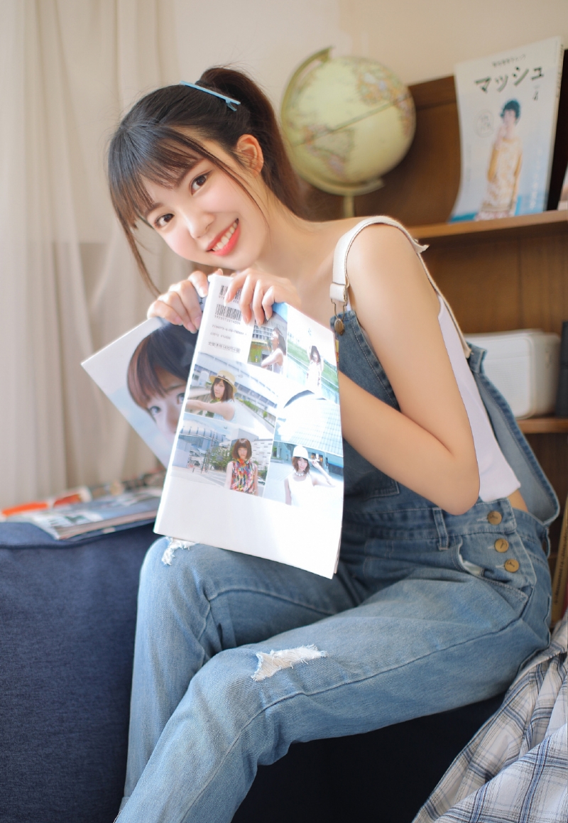 马尾辫美女牛仔背带裤居家写真  第10张