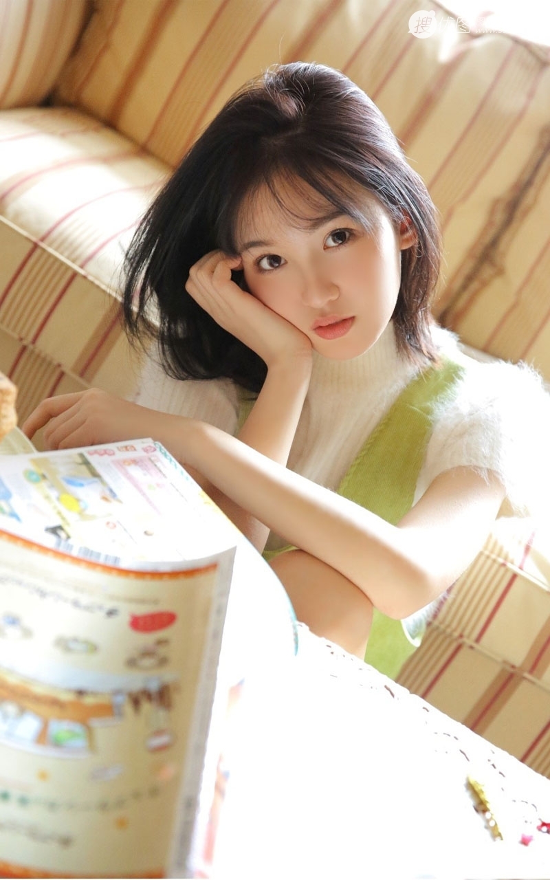 齐肩短发美女嘟嘴卖萌私房写真  第1张