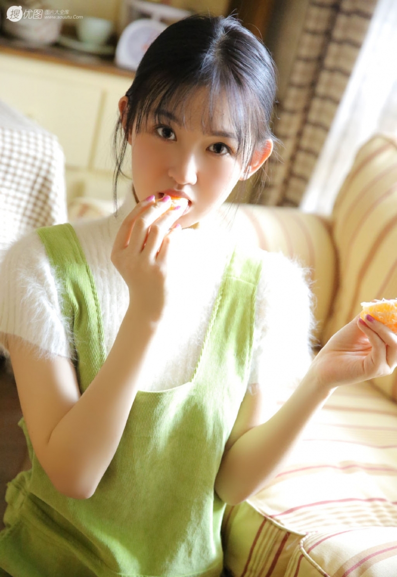 齐肩短发美女嘟嘴卖萌私房写真  第4张