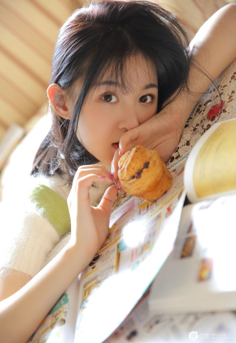 齐肩短发美女嘟嘴卖萌私房写真  第14张
