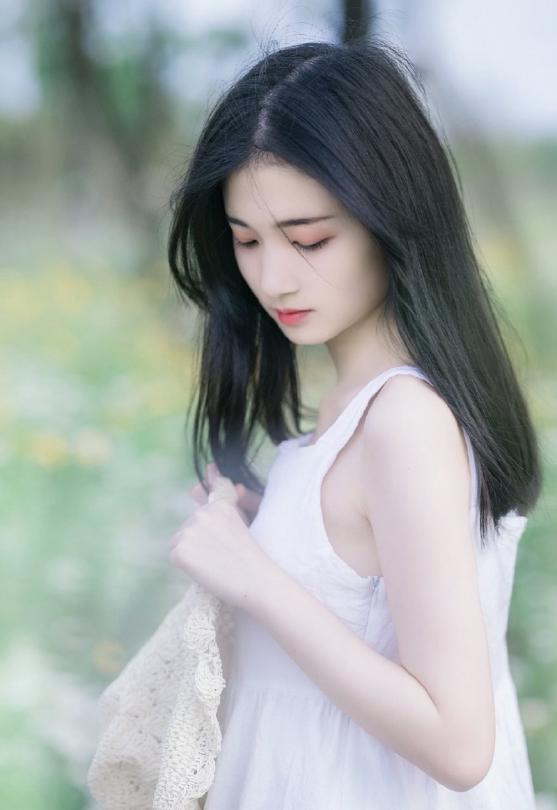 小清新美女白色连衣裙草丛写真  第1张