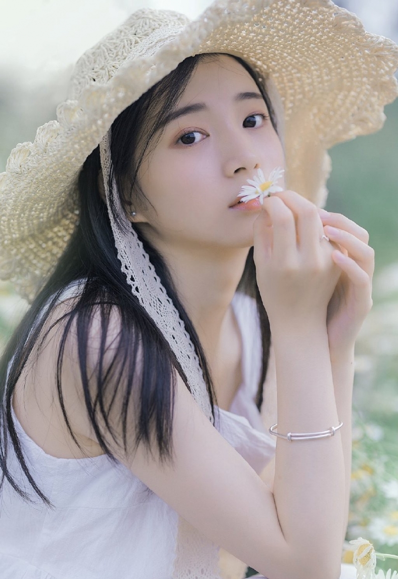 小清新美女白色连衣裙草丛写真  第2张