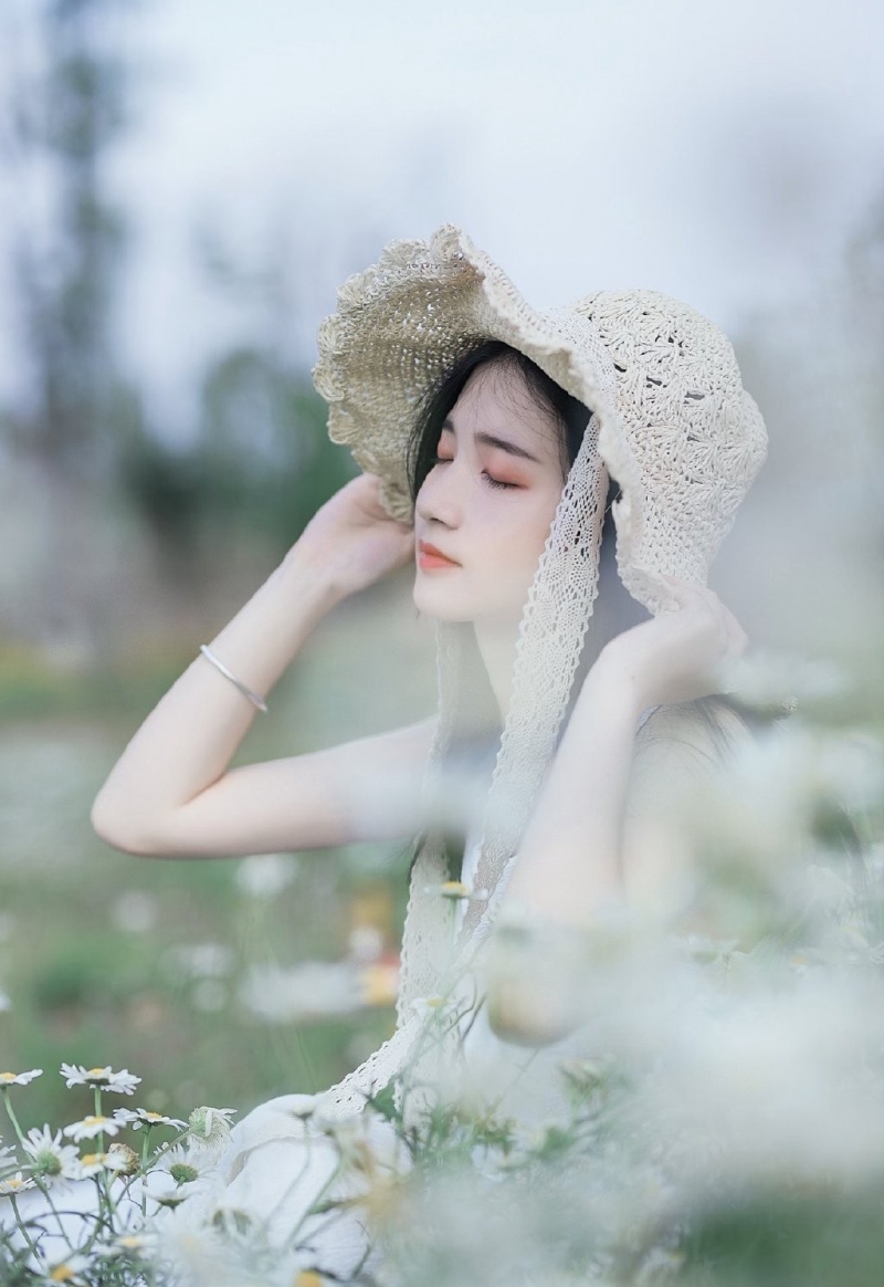 小清新美女白色连衣裙草丛写真  第3张