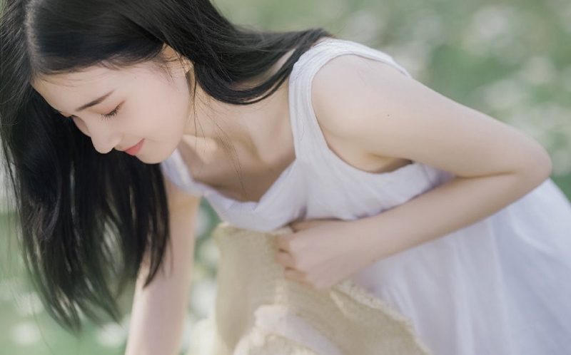 小清新美女白色连衣裙草丛写真  第4张