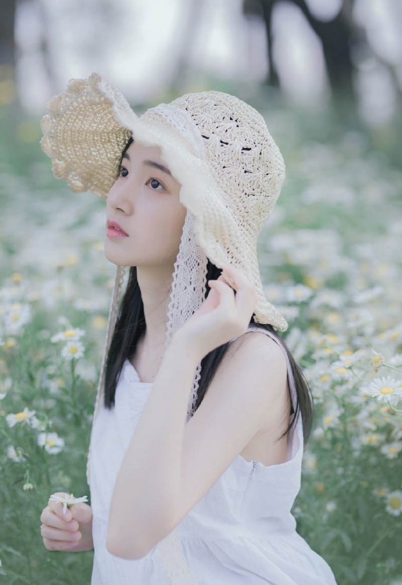 小清新美女白色连衣裙草丛写真  第5张