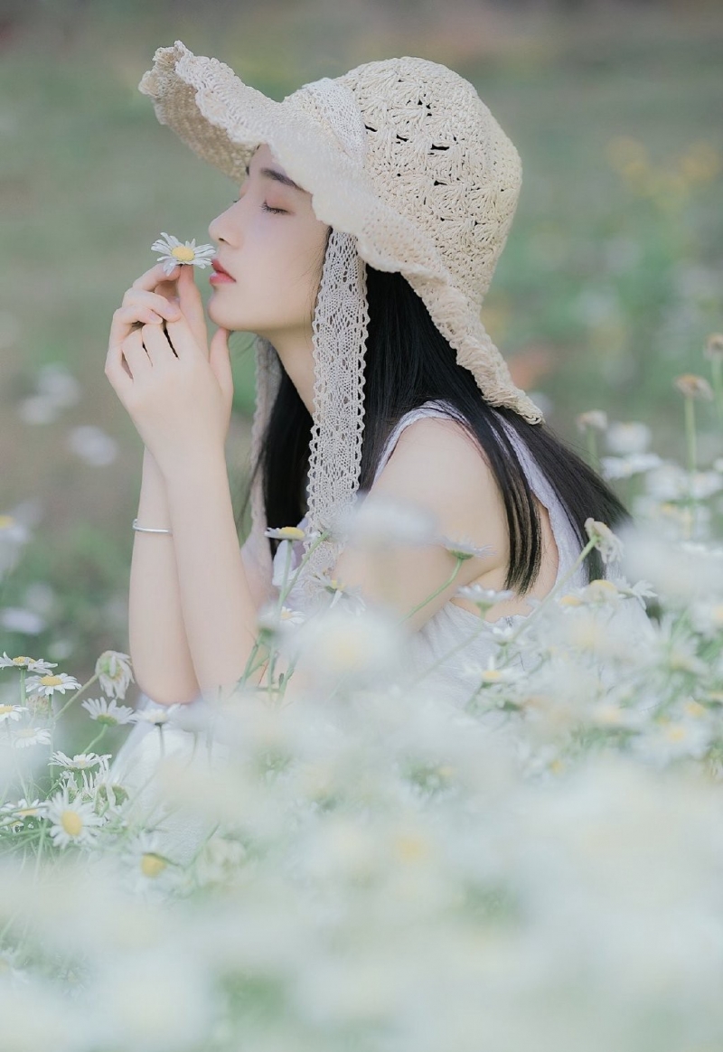 小清新美女白色连衣裙草丛写真  第6张