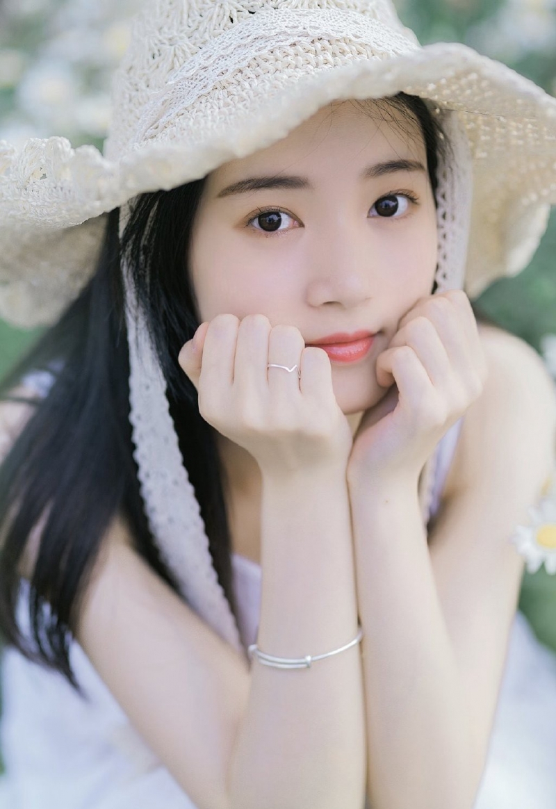 小清新美女白色连衣裙草丛写真  第7张