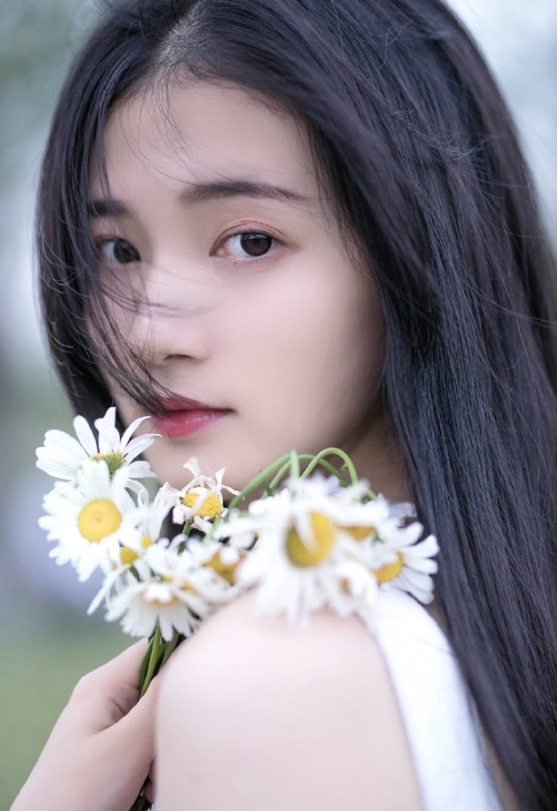 小清新美女白色连衣裙草丛写真  第8张