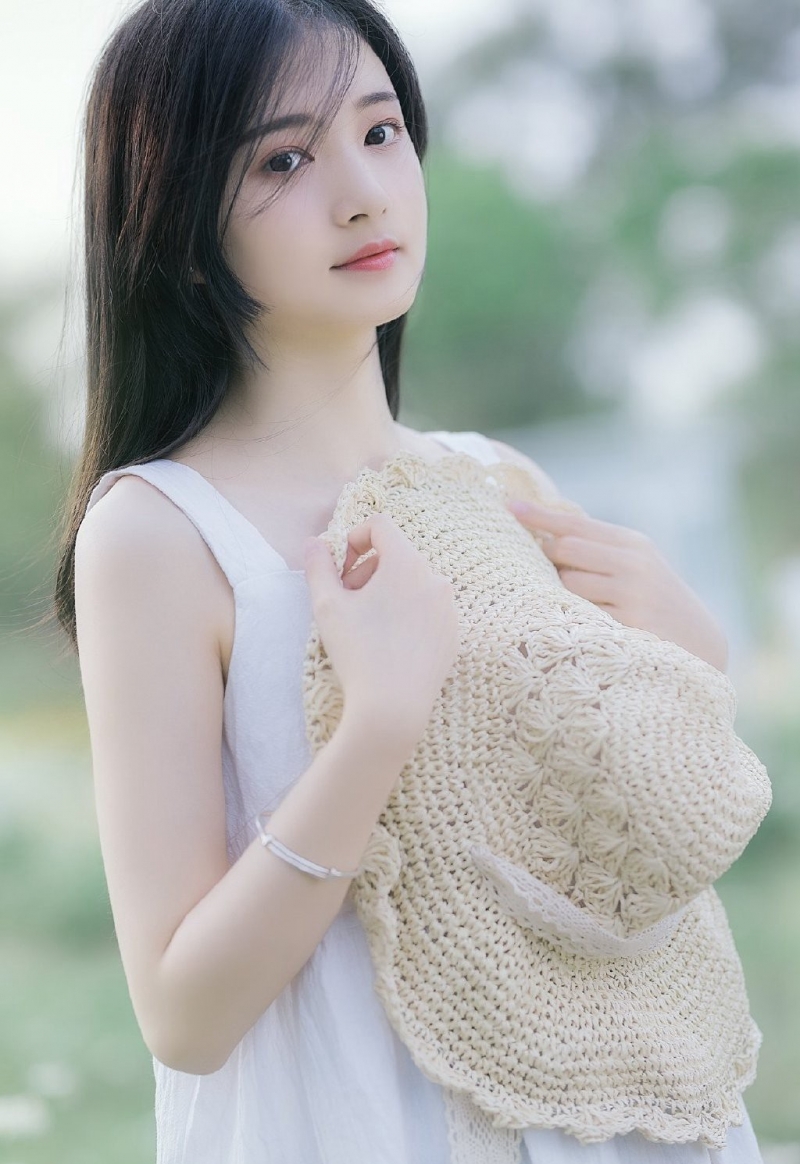 小清新美女白色连衣裙草丛写真  第9张