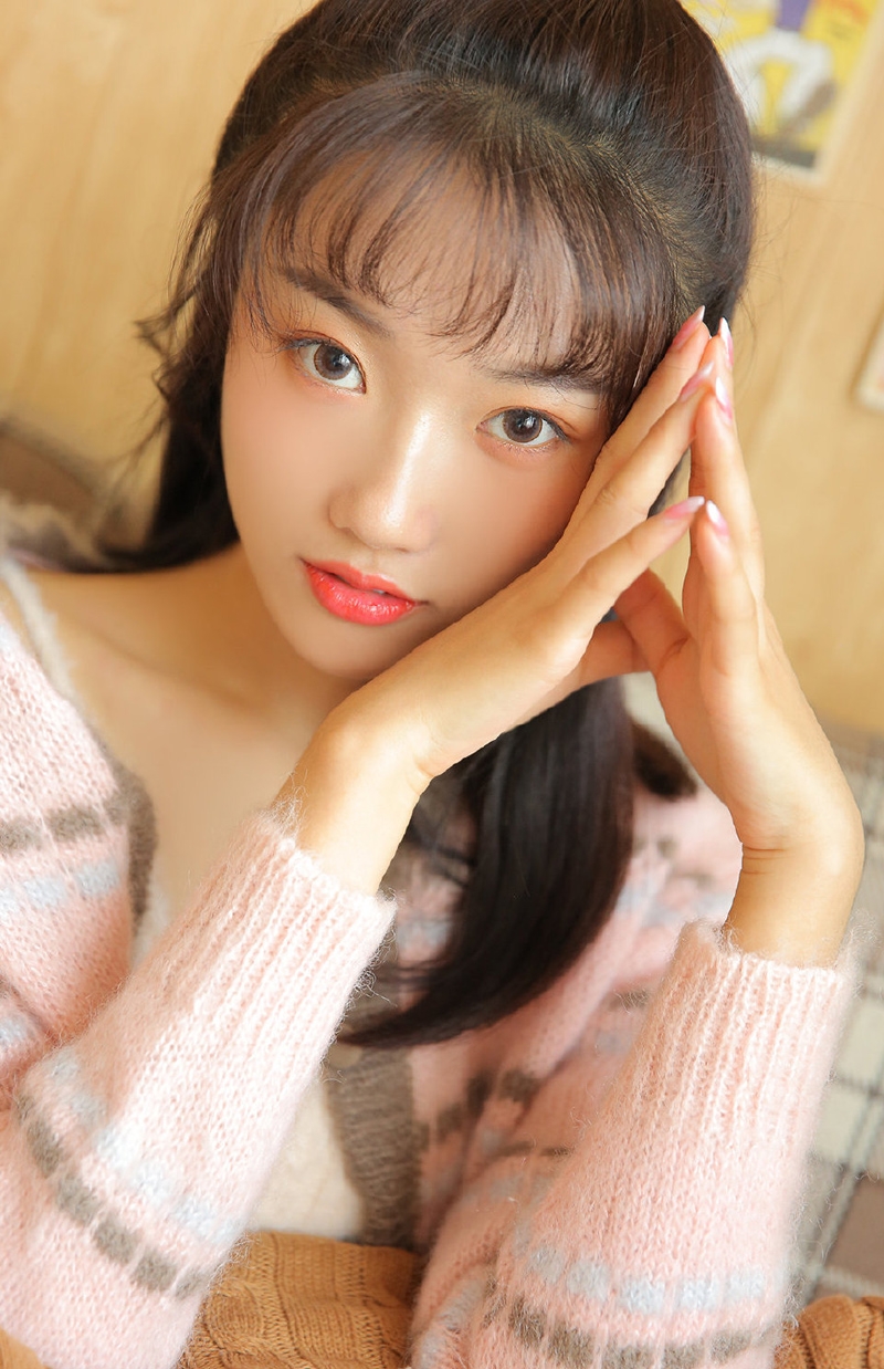 空气刘海美女小露香肩居家写真  第3张