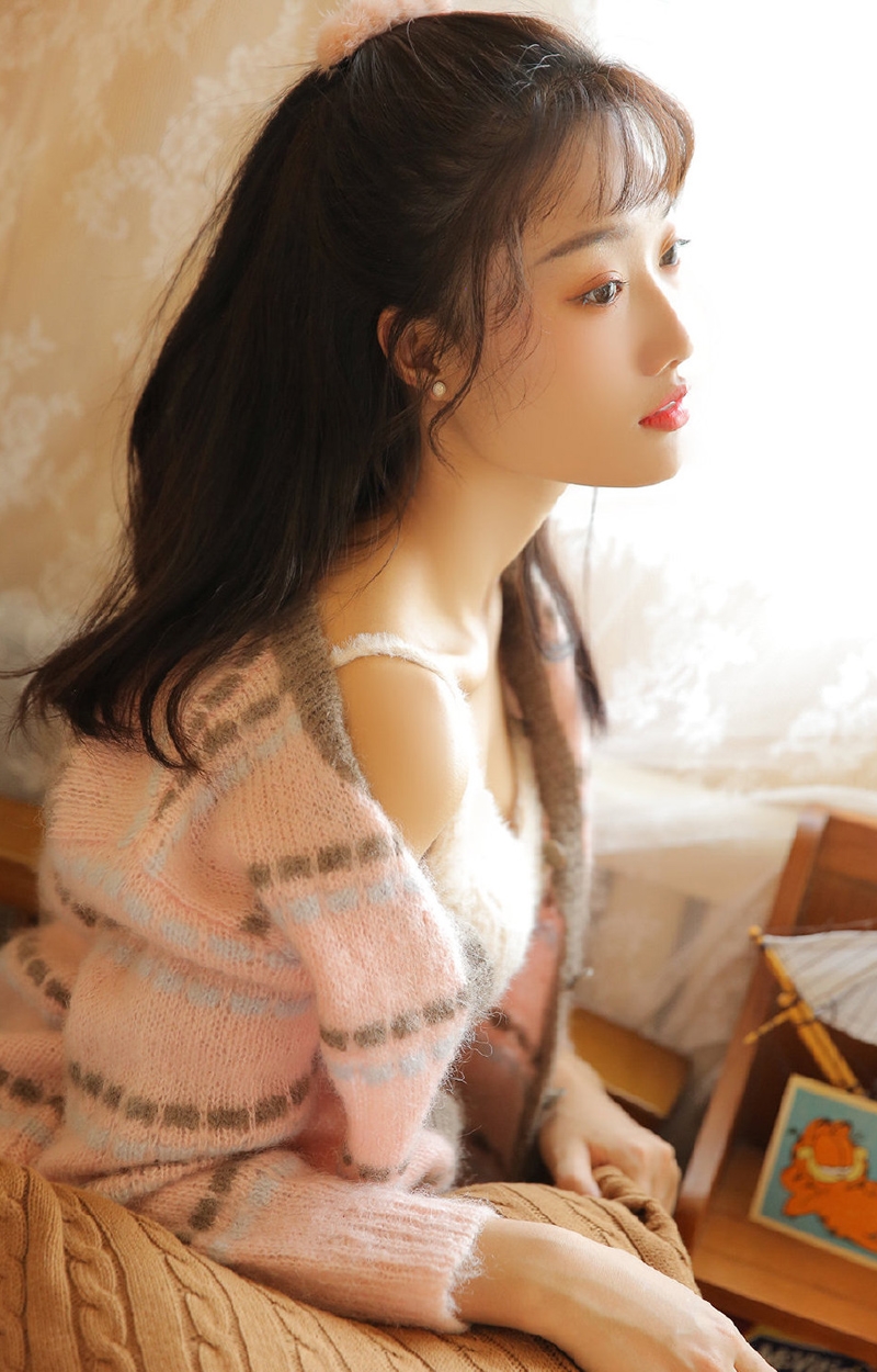 空气刘海美女小露香肩居家写真  第6张