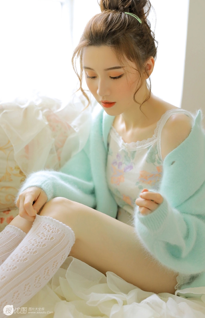 丸子头小姐姐白丝美腿私房写真  第1张