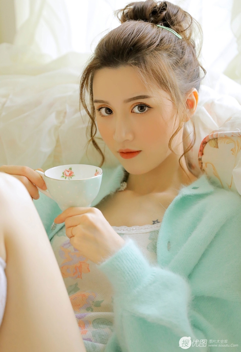 丸子头小姐姐白丝美腿私房写真  第3张