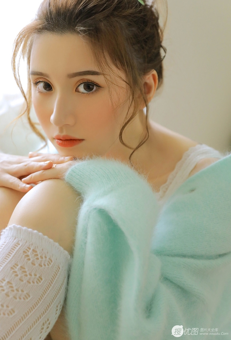 丸子头小姐姐白丝美腿私房写真  第4张