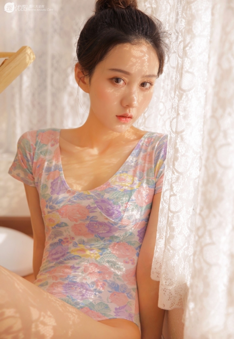 碎花连体衣美少女苗条身材写真  第6张