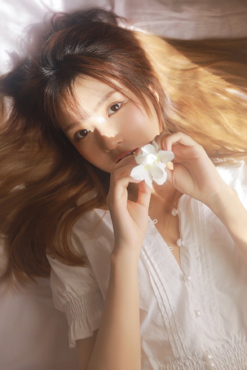 阳光下的少女床上慵懒随性写真  第2张