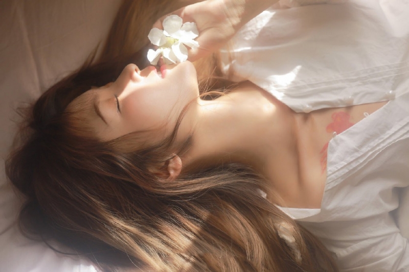阳光下的少女床上慵懒随性写真  第5张