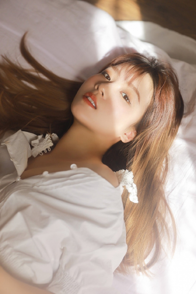 阳光下的少女床上慵懒随性写真  第6张