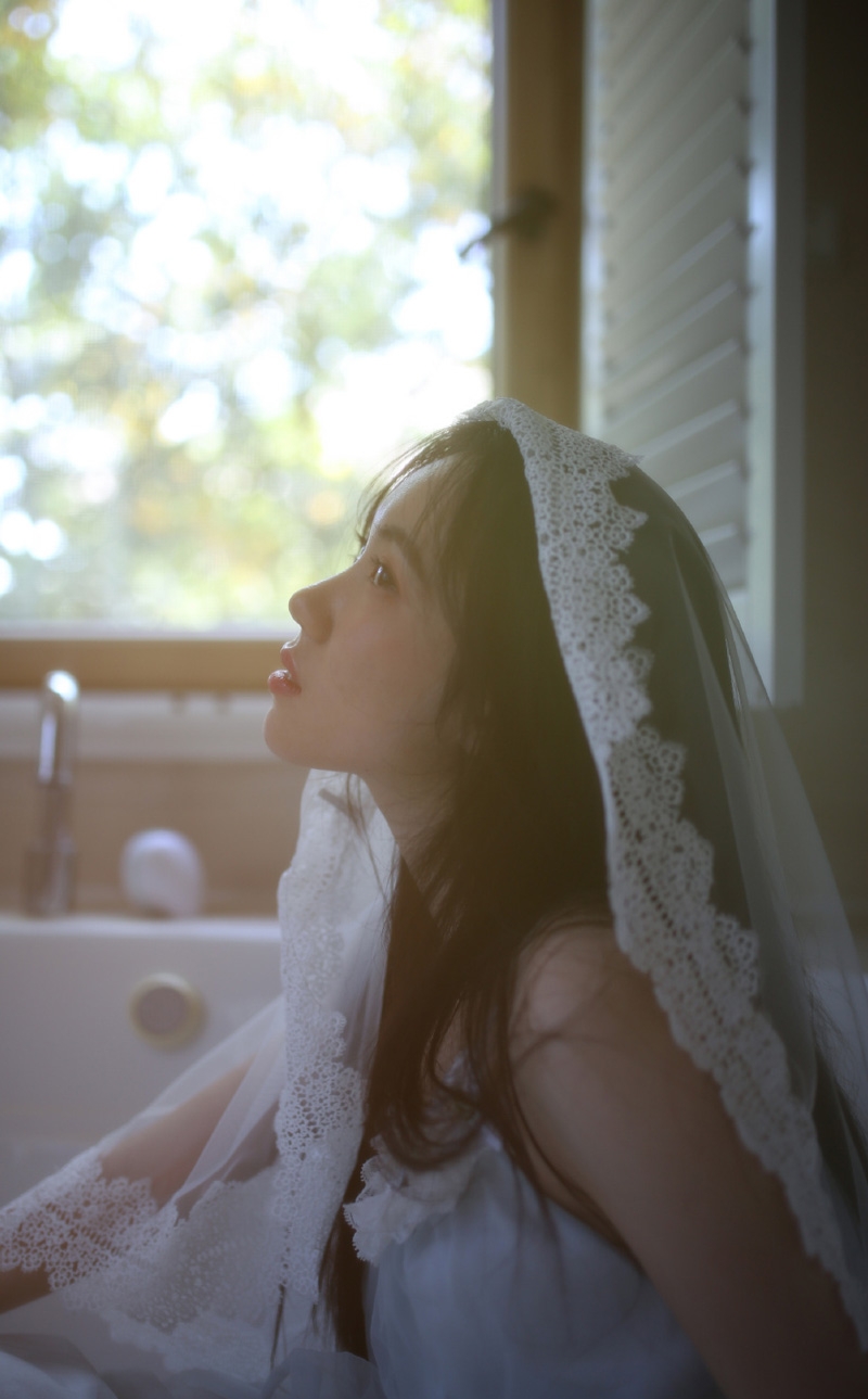 邻家女孩露肩白裙清新脱俗写真  第4张