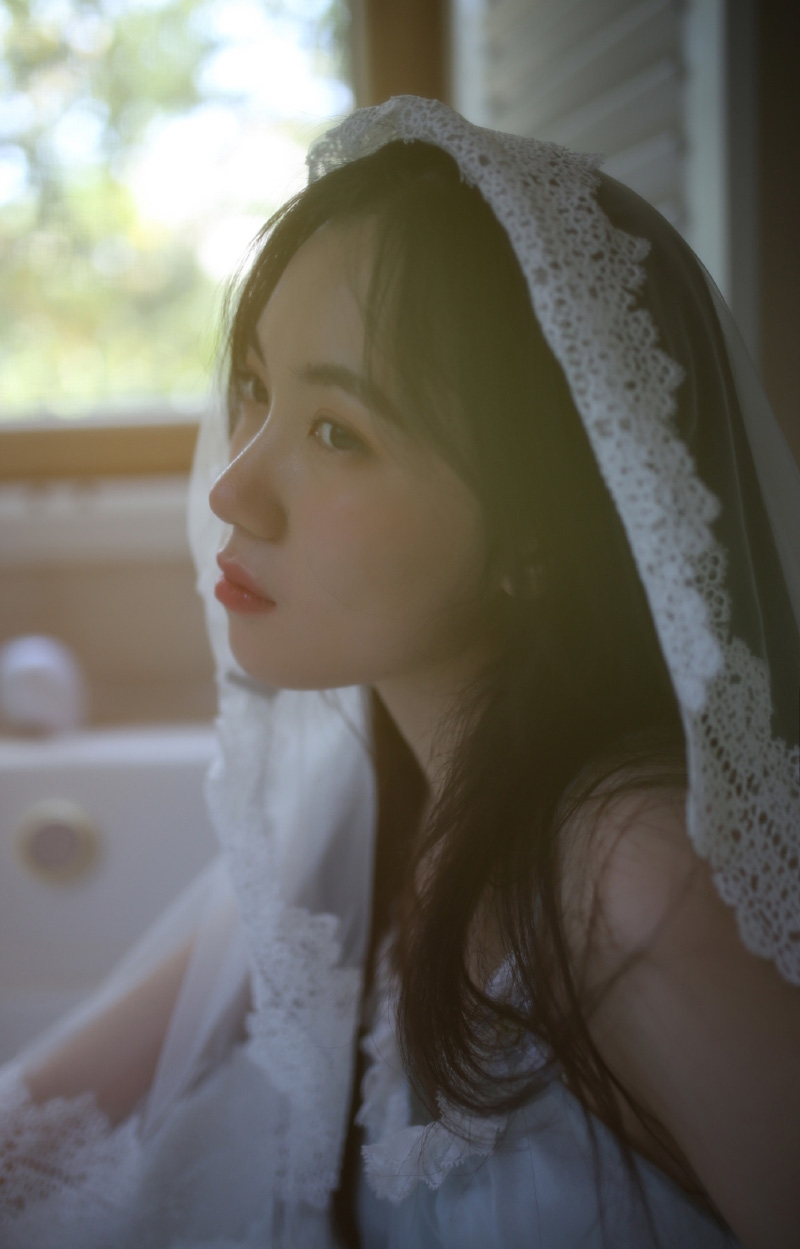邻家女孩露肩白裙清新脱俗写真  第5张