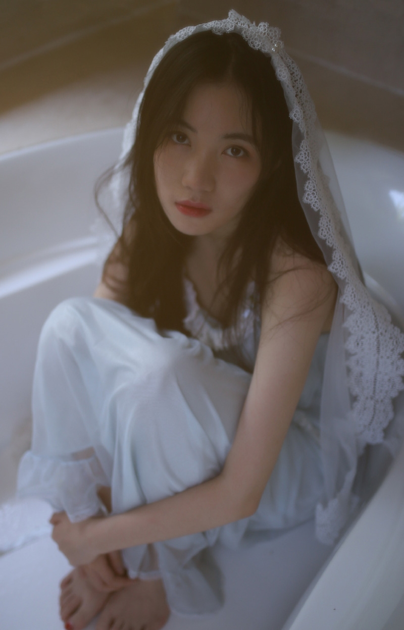 邻家女孩露肩白裙清新脱俗写真  第6张