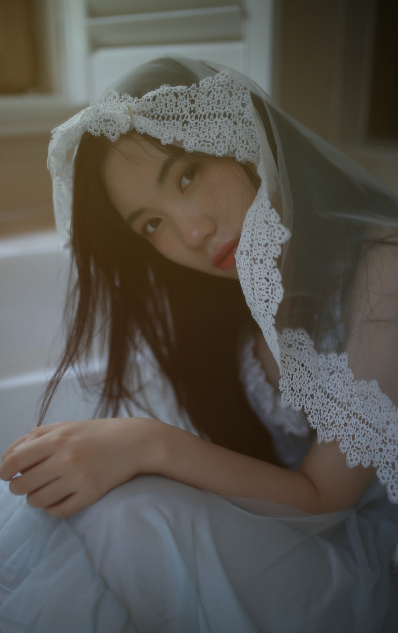 邻家女孩露肩白裙清新脱俗写真  第7张