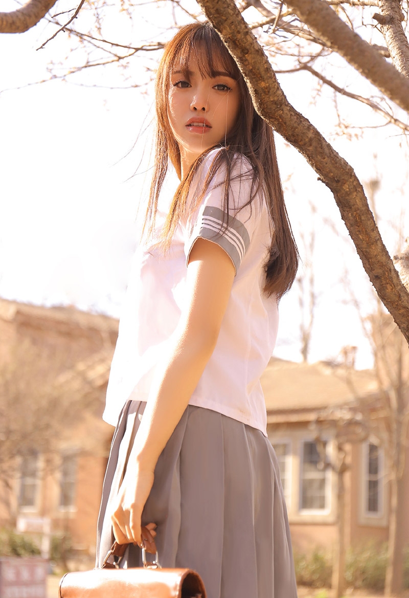 制服美女校花甜美迷人笑容写真  第1张