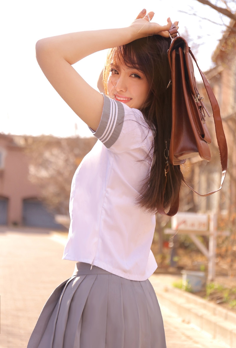 制服美女校花甜美迷人笑容写真  第2张