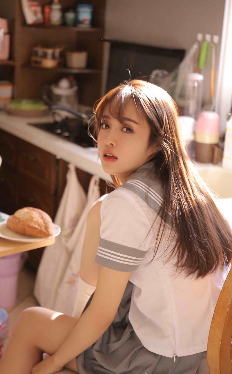 制服美女校花甜美迷人笑容写真  第5张