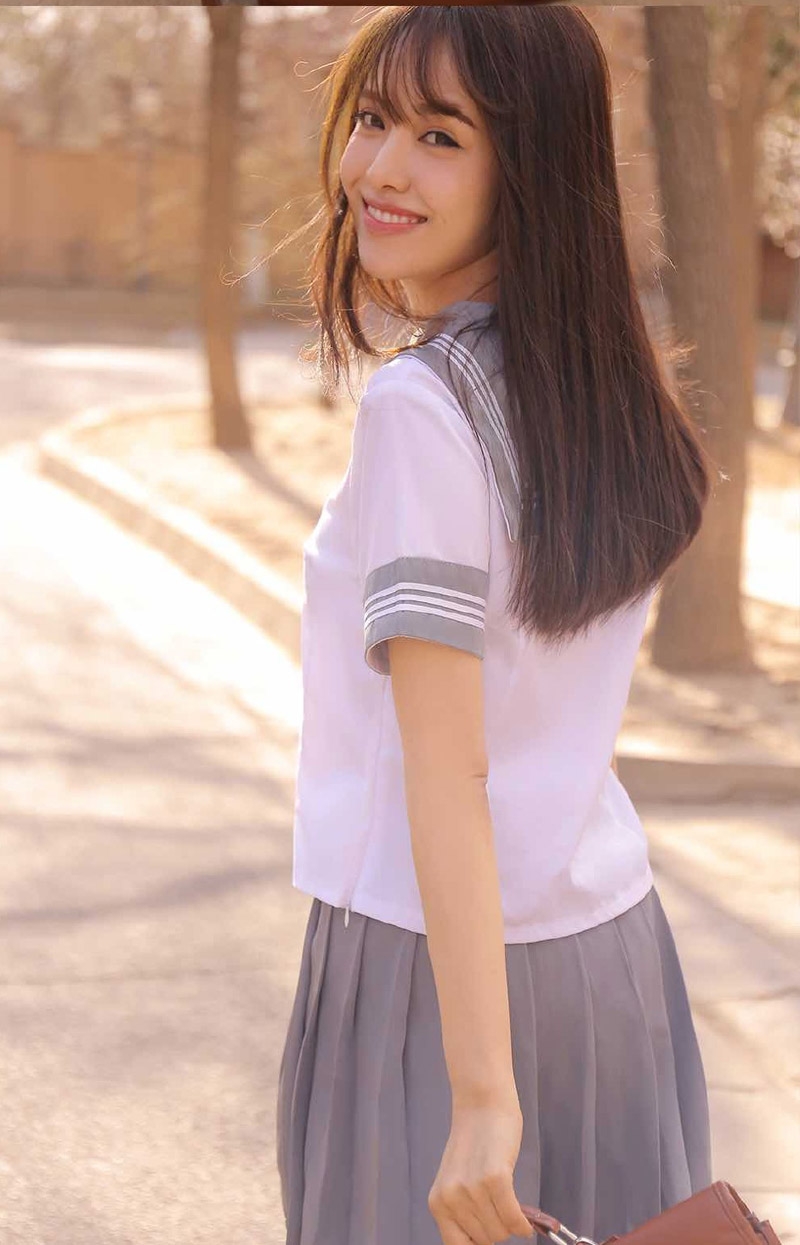 制服美女校花甜美迷人笑容写真  第6张