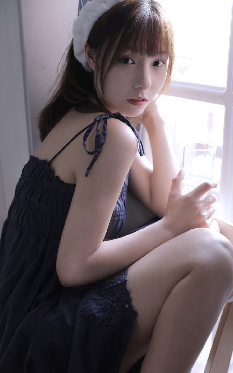 吊带裙美少女香肩美腿私房写真  第1张