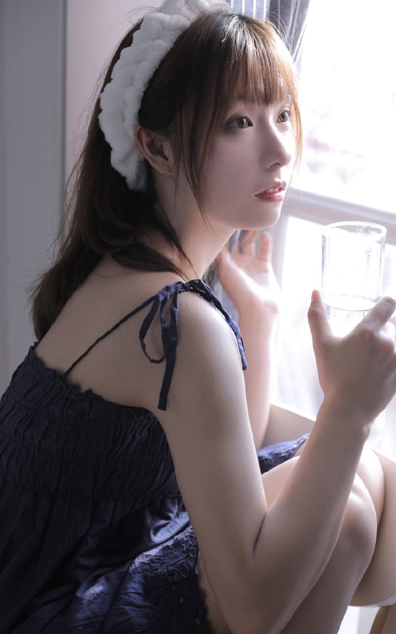 吊带裙美少女香肩美腿私房写真  第2张
