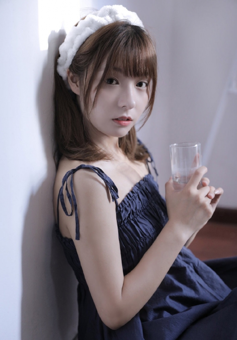 吊带裙美少女香肩美腿私房写真  第3张