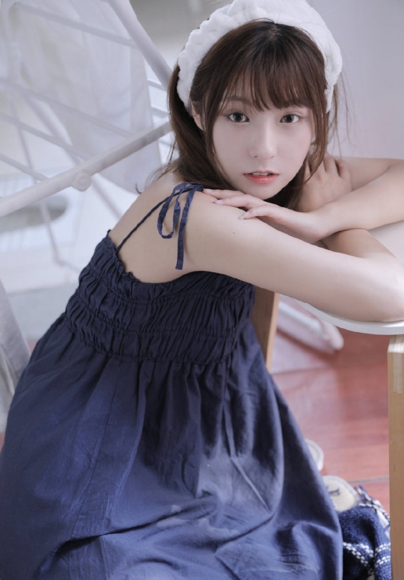 吊带裙美少女香肩美腿私房写真  第4张
