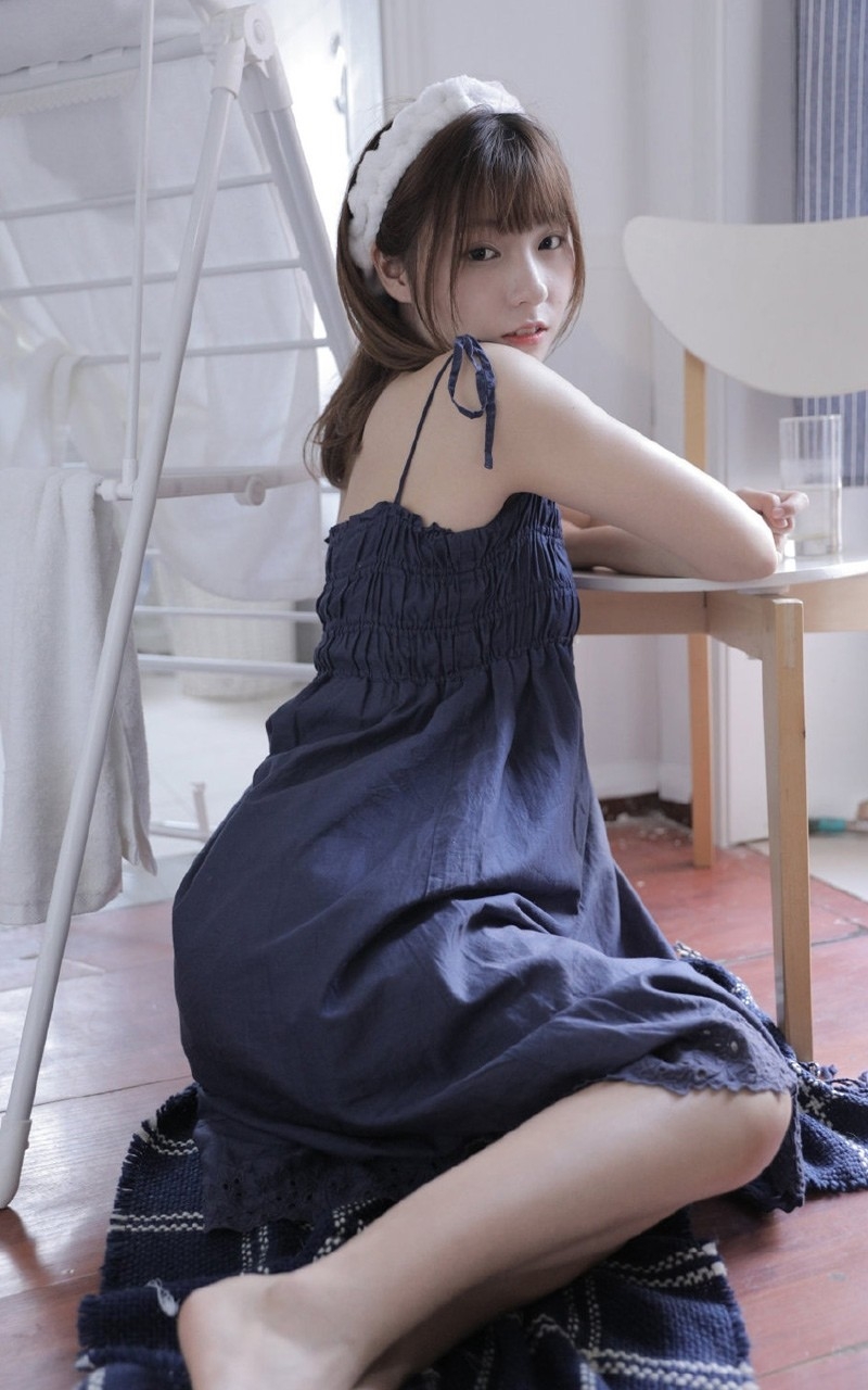 吊带裙美少女香肩美腿私房写真  第8张