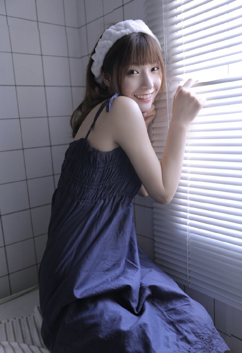 吊带裙美少女香肩美腿私房写真  第9张