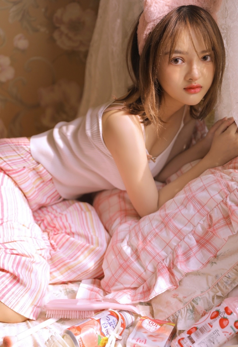 睡衣美女吊带香肩室内个人写真  第2张