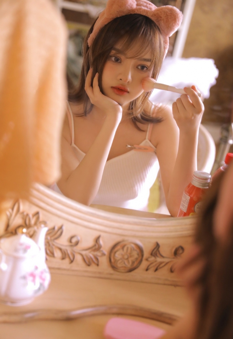 睡衣美女吊带香肩室内个人写真  第3张
