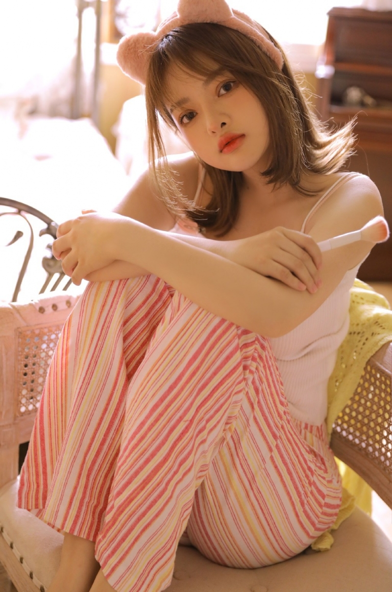 睡衣美女吊带香肩室内个人写真  第4张