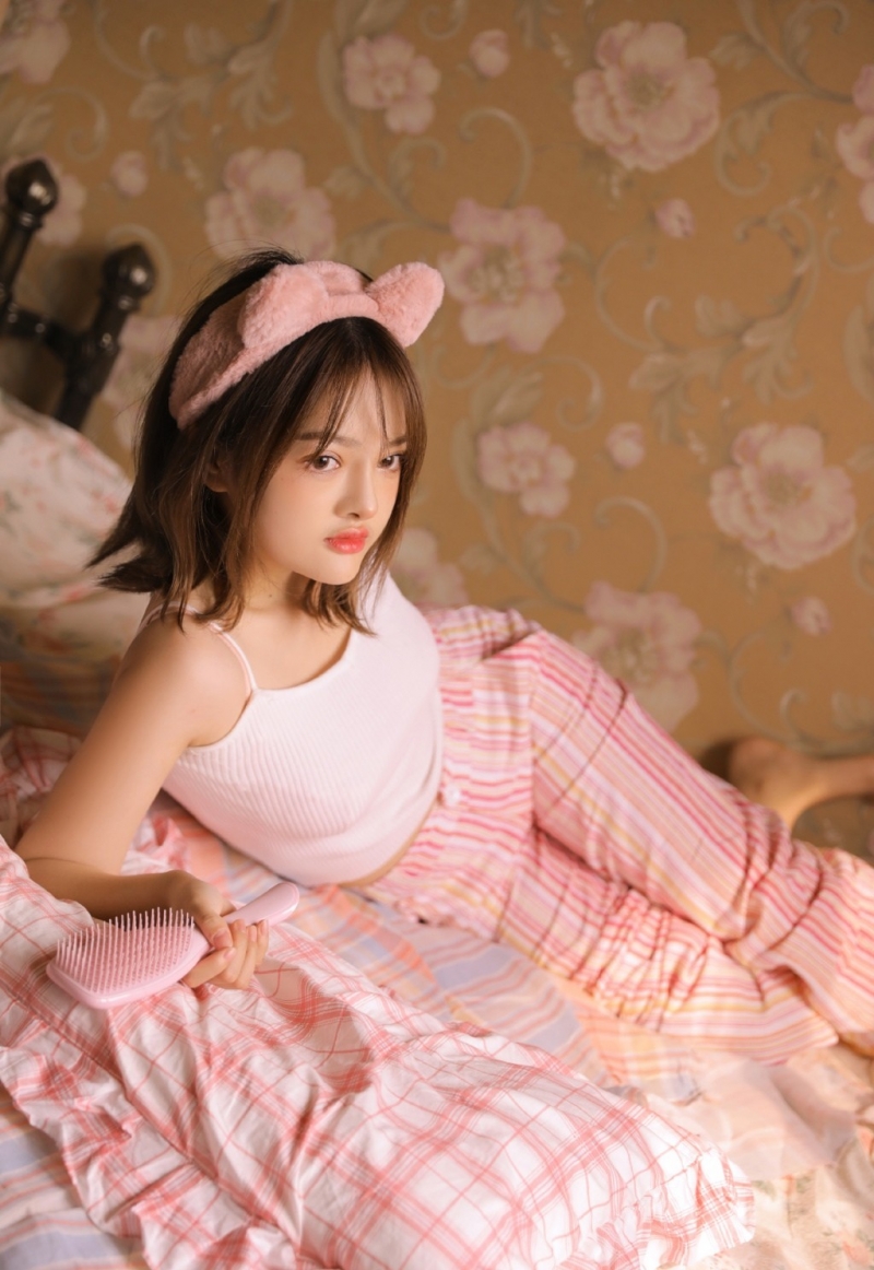 睡衣美女吊带香肩室内个人写真  第8张