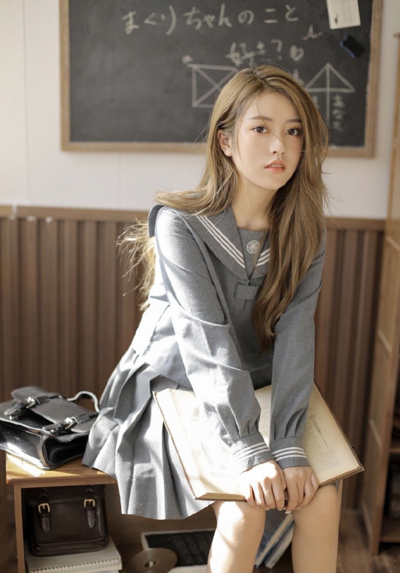 金发美女校花水手制服教室写真  第4张