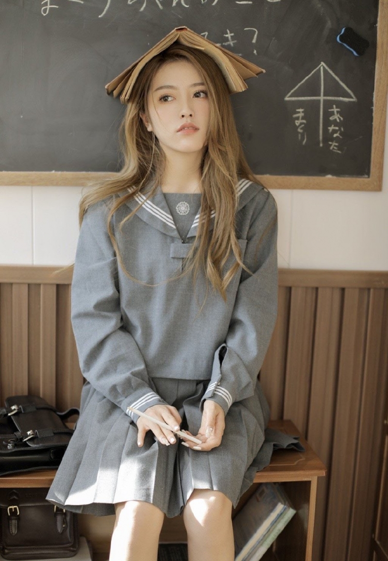 金发美女校花水手制服教室写真  第5张