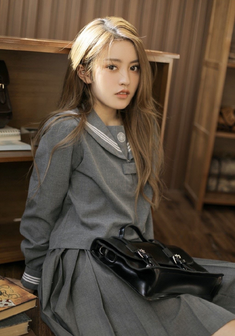 金发美女校花水手制服教室写真  第8张