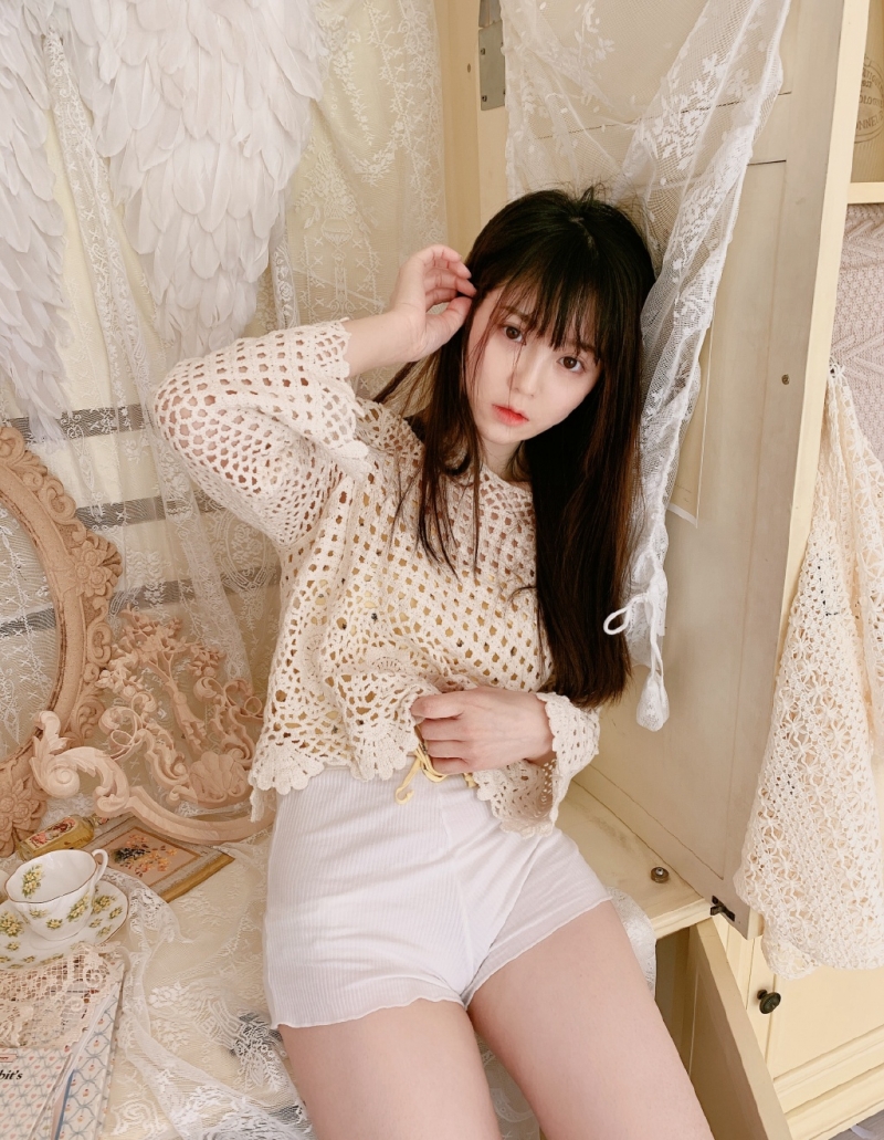 黑长直发少女细长美腿私房图片  第1张