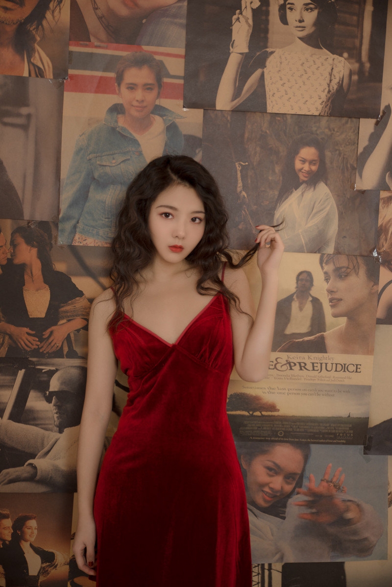 性感美少女吊带红裙室内个人写真  第2张