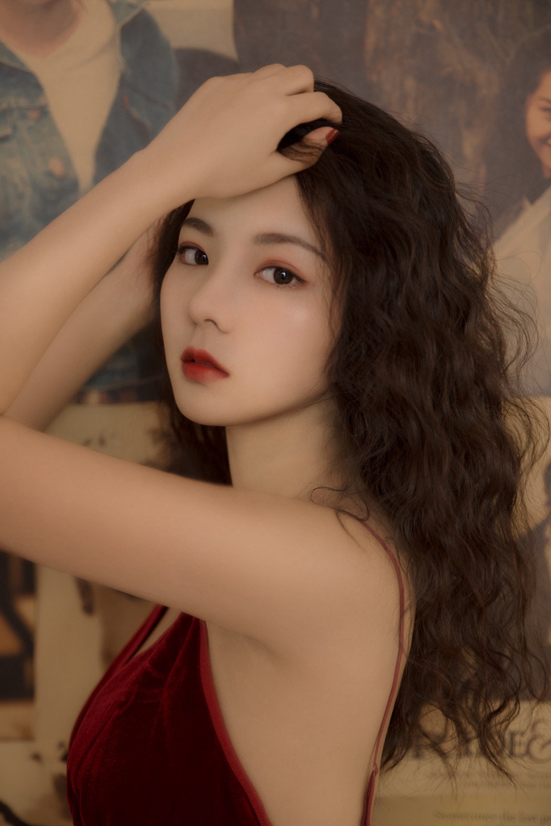 性感美少女吊带红裙室内个人写真  第4张